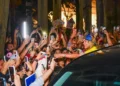 Karol G recebe fãs em frente a hotel em São Paulo antes de show da NFL