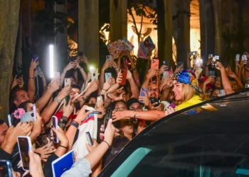 Karol G recebe fãs em frente a hotel em São Paulo antes de show da NFL