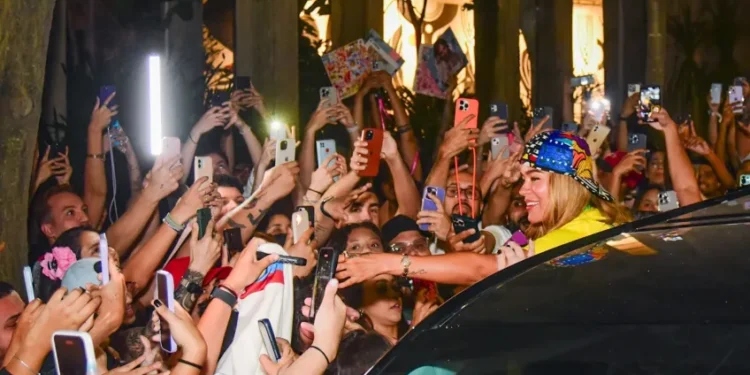 Karol G recebe fãs em frente a hotel em São Paulo antes de show da NFL