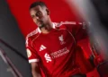 Liverpool adota cautela para estreia de Isak após contratação recorde