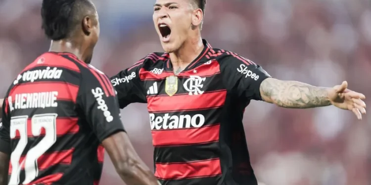 Rayan comemora gol em clássico e destaca melhor fase no Vasco