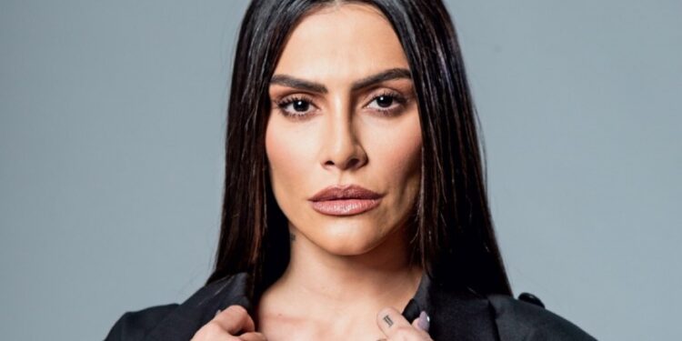 Cleo viraliza com respostas curtas em entrevista e recebe apoio de amigos famosos