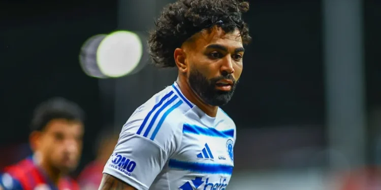 Gabigol decide para o Cruzeiro com golaço e celebra virada sobre o Bahia