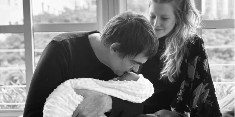 Samuel Rosa, ex-Skank, celebra nascimento da 4ª filha aos 59 anos