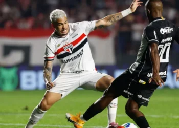 São Paulo tropeça no Morumbis, perde para o Ceará e acumula quarta derrota seguida no Brasileirão