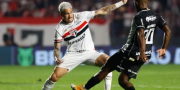 São Paulo tropeça no Morumbis, perde para o Ceará e acumula quarta derrota seguida no Brasileirão
