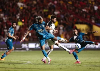 Corinthians protesta contra tratamento à torcida na Ilha do Retiro e cobra explicações