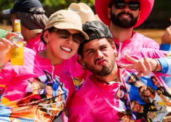 Zé Felipe compartilha primeira foto de mãos dadas com Ana Castela durante viagem em família