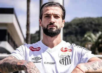 Emprestado pelo Cruzeiro, Lautaro Díaz vira destaque do Santos e ajuda na luta contra o rebaixamento