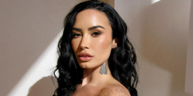 Demi Lovato nega rumores de vinda ao Brasil após postagem com imagem falsa