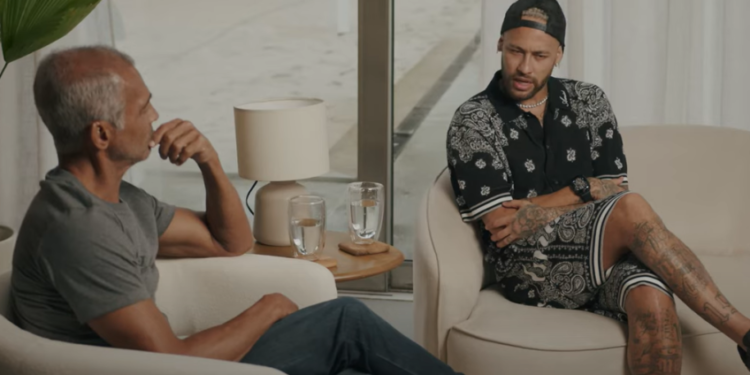 Romário sai em defesa de Neymar após críticas à arbitragem brasileira