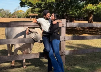 Zé Felipe e Ana Castela aparecem abraçados e fãs celebram clima de romance
