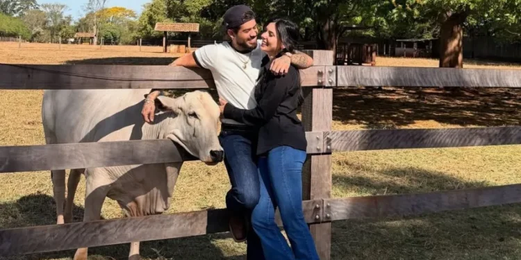 Zé Felipe e Ana Castela aparecem abraçados e fãs celebram clima de romance