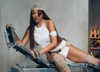 Ludmilla mergulha no R&B com sotaque brasileiro e “alma exposta” em seu novo álbum autoral Fragmentos