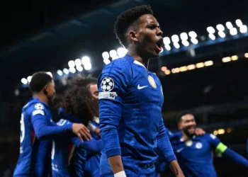 Estêvão brilha com golaço, e Chelsea domina Barcelona na Champions League