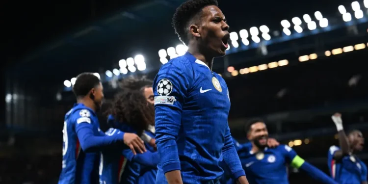 Estêvão brilha com golaço, e Chelsea domina Barcelona na Champions League