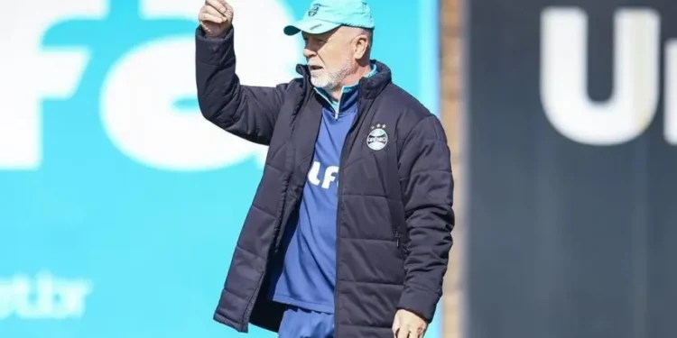 Mano Menezes ganha força e deve seguir no Grêmio em 2026