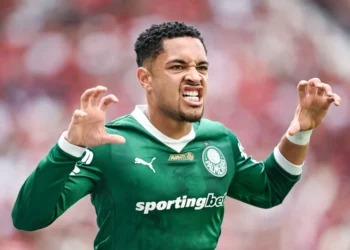 “Palmeiras não tem pressa para vender Vitor Roque”, garante diretor sobre assédio europeu