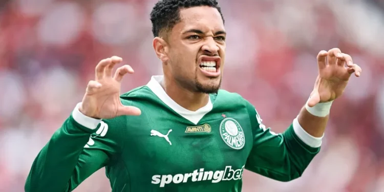 “Palmeiras não tem pressa para vender Vitor Roque”, garante diretor sobre assédio europeu