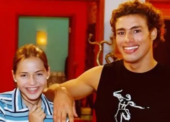 Cauã Reymond relembra início da carreira ao posar com Letícia Colin