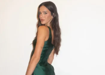 Bruna Marquezine adota visual de sereia e surge com cabelos mais longos