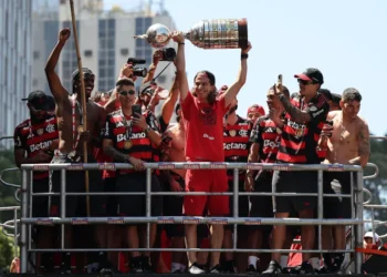 Tropeço na comemoração: Taça do Flamento aparece com remendo em desfile do Rio