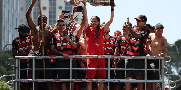 Tropeço na comemoração: Taça do Flamento aparece com remendo em desfile do Rio