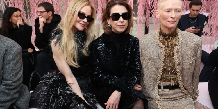 Fernanda Torres prestigia desfile da Chanel ao lado de estrelas de Hollywood em Paris