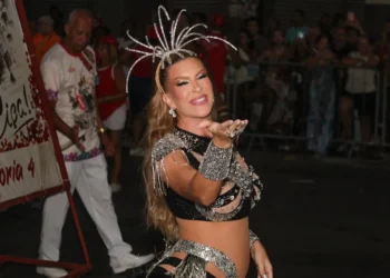 Grávida, Lore Improta exibe barrigão em ensaio de rua da Viradouro