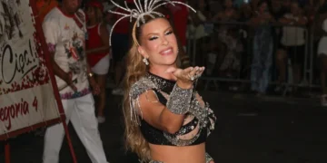 Grávida, Lore Improta exibe barrigão em ensaio de rua da Viradouro