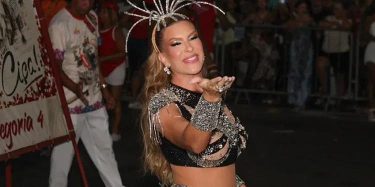 Grávida, Lore Improta exibe barrigão em ensaio de rua da Viradouro