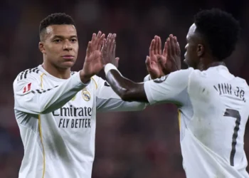 Mbappé defende Vinicius Júnior e pede união da torcida em momento delicado do Real Madrid