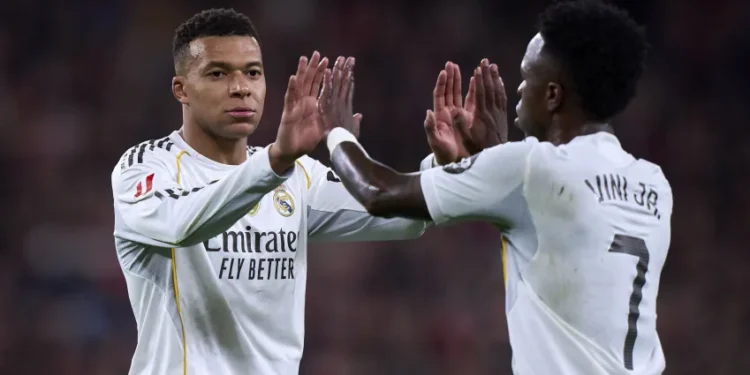 Mbappé defende Vinicius Júnior e pede união da torcida em momento delicado do Real Madrid