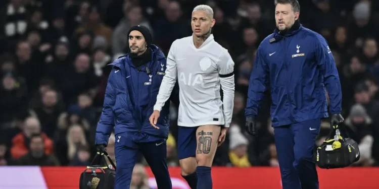 Richarlison tem lesão na coxa e deve ficar fora do Tottenham por até sete semanas