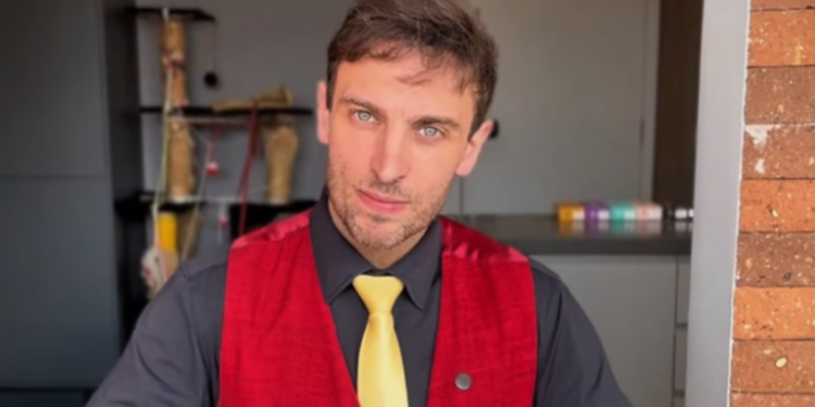 Quem é Léo Lins, humorista que teve condenação revertida pelo TRF