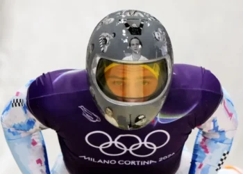 Olimpíada de Inverno: atleta ucraniano homenageia vítimas da guerra com capacete simbólico