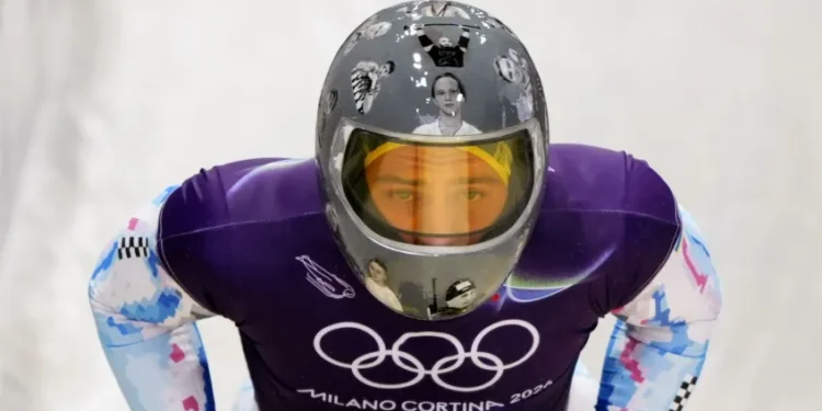 Olimpíada de Inverno: atleta ucraniano homenageia vítimas da guerra com capacete simbólico