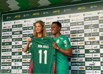 Arias exalta projeto do Palmeiras após conversa com Leila Pereira