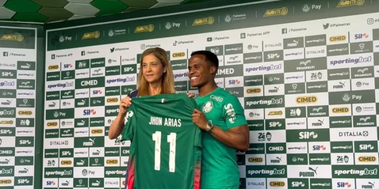 Arias exalta projeto do Palmeiras após conversa com Leila Pereira