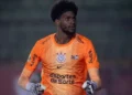 Portuguesa condena ofensas racistas contra Hugo Souza após jogo contra o Corinthians
