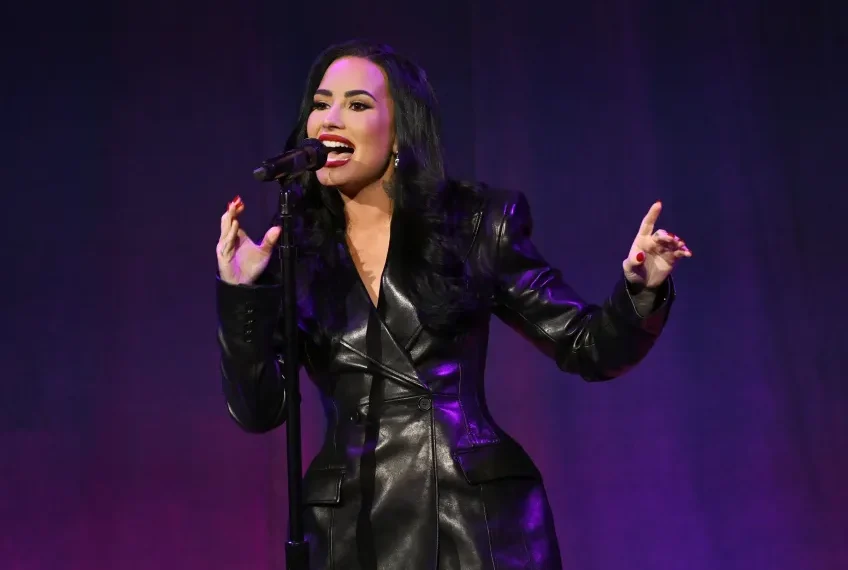 Além dos holofotes: Demi Lovato reflete sobre pressões e amizades na era de ouro do Disney Channel