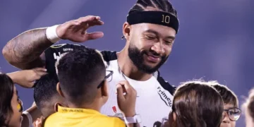 Corinthians admite dificuldade financeira para renovar com Memphis Depay