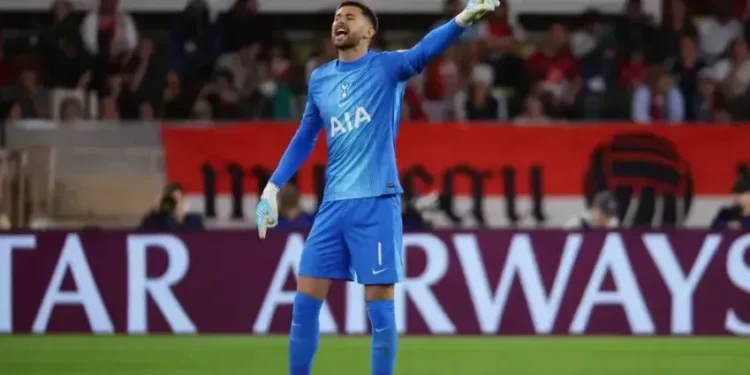 Tottenham perde Vicario por cirurgia em momento delicado na Premier League