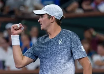 João Fonseca recebe elogios da mídia internacional após duelo com Jannik Sinner