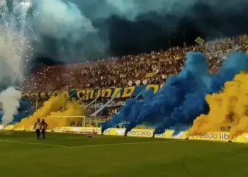 Torcedores provocam rival com bonecas infláveis e jogo é interrompido