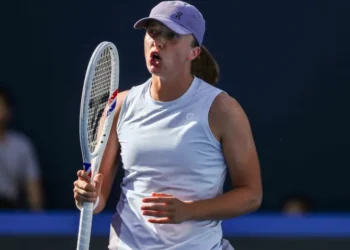 Swiatek aposta em ex-técnico de Nadal para reagir após início irregular