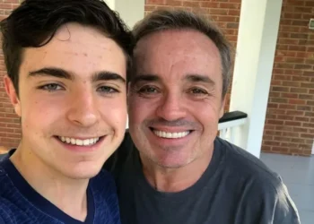 Filho de Gugu presta homenagem no dia em que apresentador completaria 67 anos