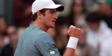 João Fonseca estreia com vitória em Monte Carlo e avança para enfrentar top 30