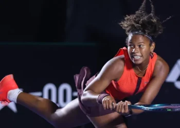 Aos 16 anos, Victória Barros vence estreia em simples e coloca Brasil na semi da BJK Cup