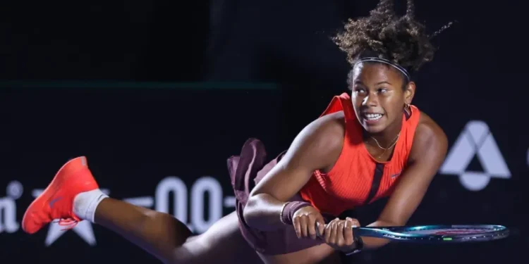 Aos 16 anos, Victória Barros vence estreia em simples e coloca Brasil na semi da BJK Cup